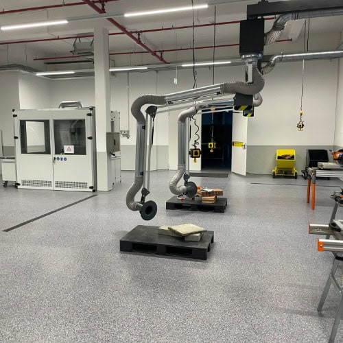 Industrielle Absauganlage in moderner Fertigungshalle für optimale Luftqualität.