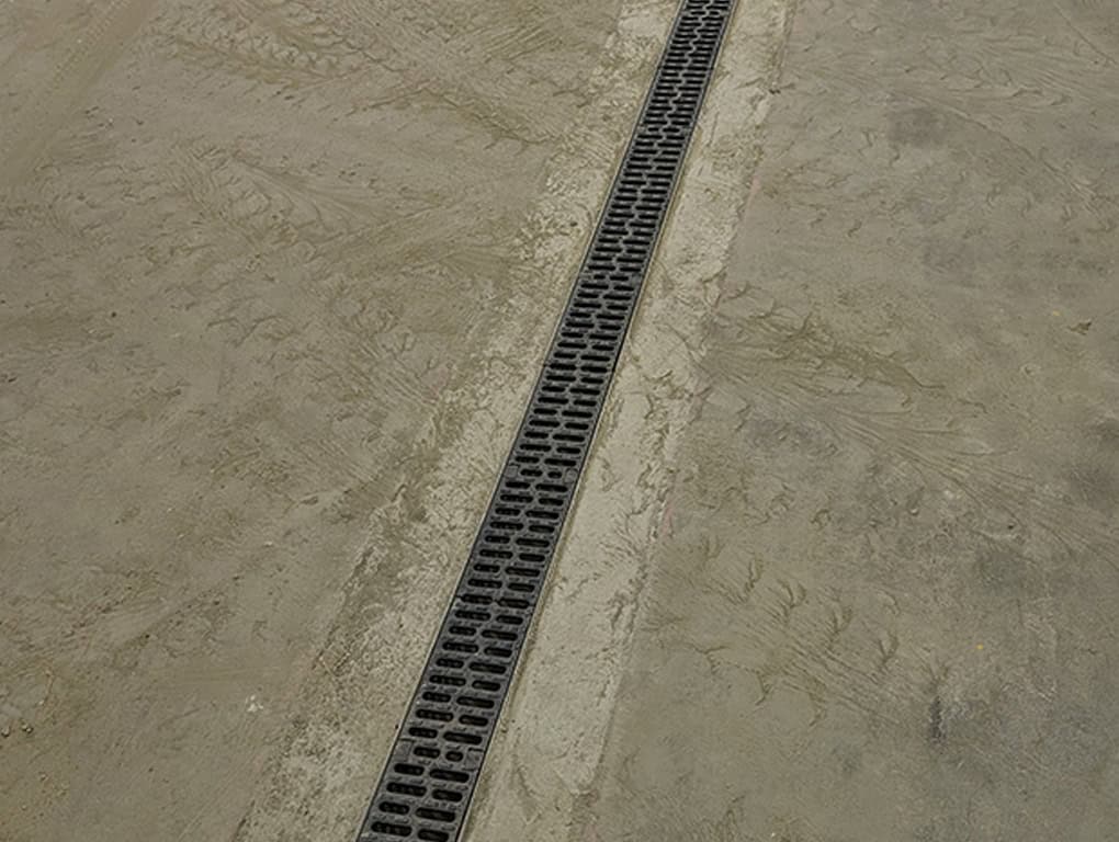 Hochwertiger Bodenablauf in Betonboden für optimale Wasserableitung.