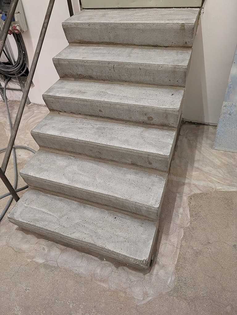 Betontreppe aus Beton mit glatter Oberfläche, ideal für industrielle und gewerbliche Anwendungen.