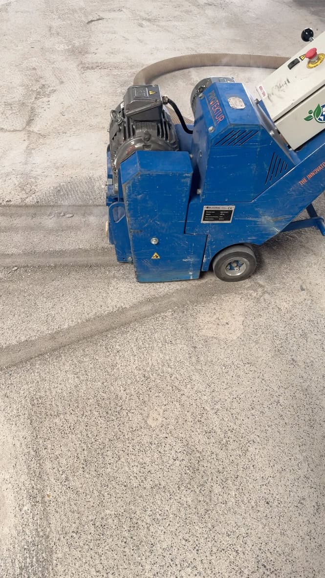 Kugelstrahlen eines Industriebodens