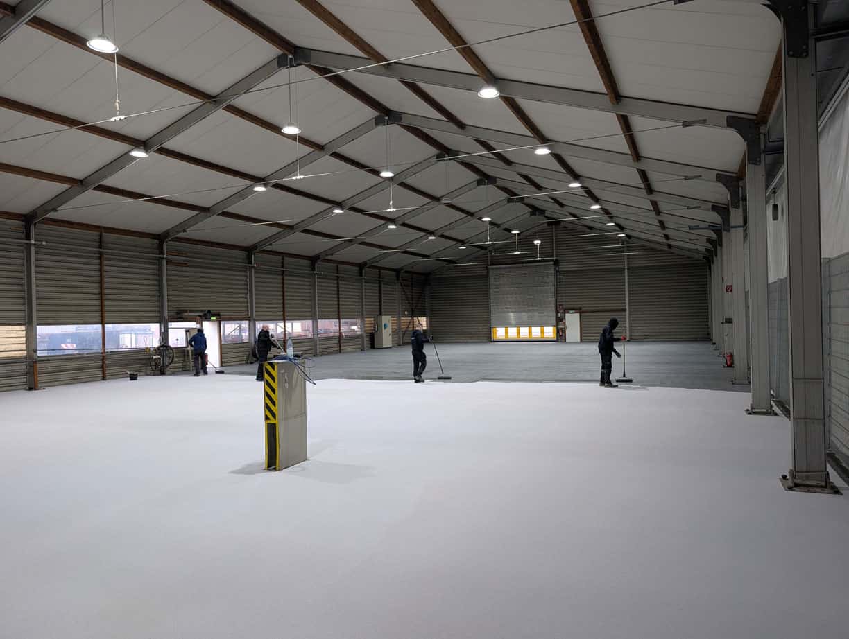 Moderne Hallenbodenbeschichtung in einer großen Industriehalle, optimiert für langlebige Nutzung.