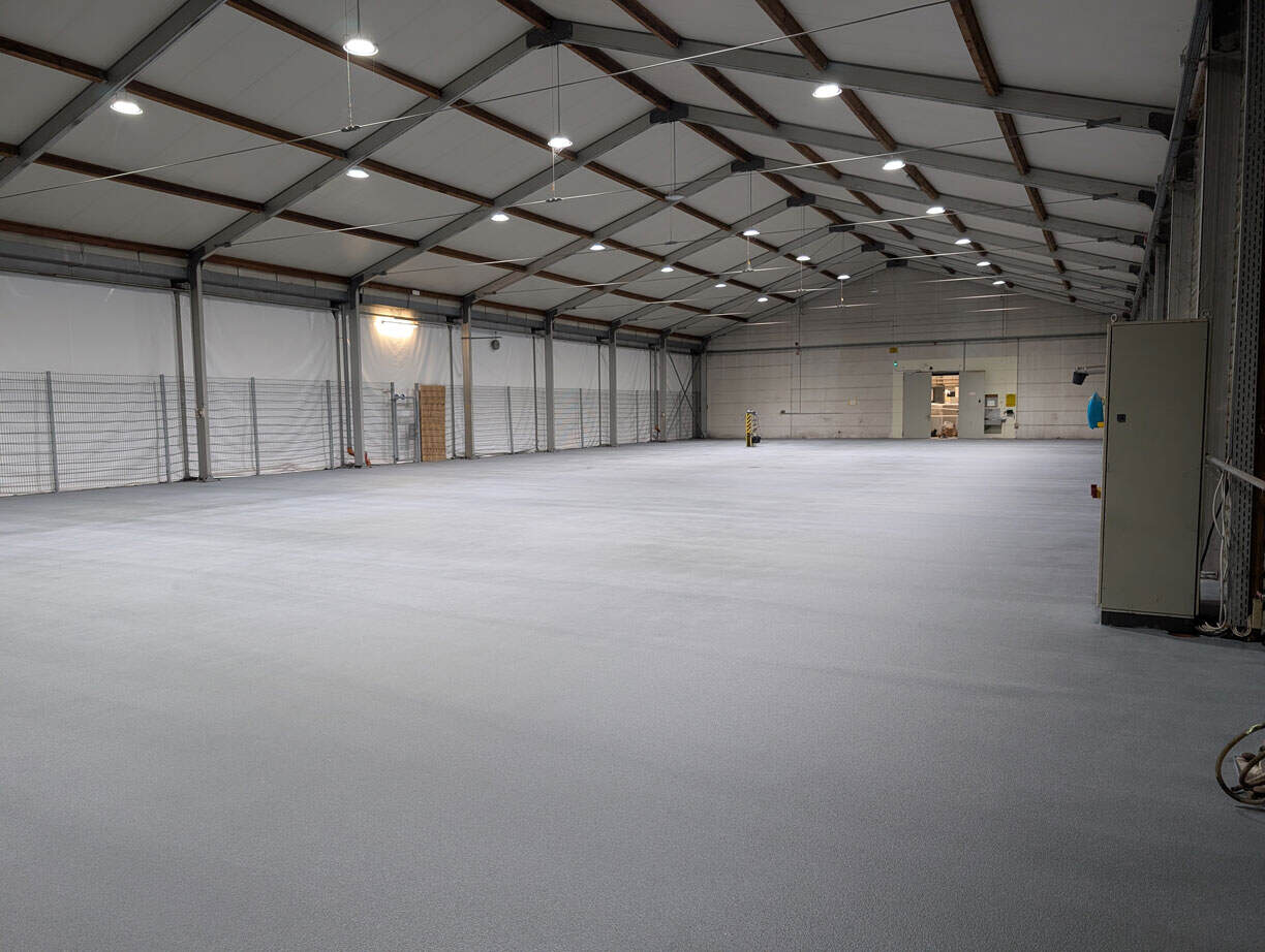 Ausrüstung für industrielle Bodenbeschichtung in der AcryliCon Süd Halle.