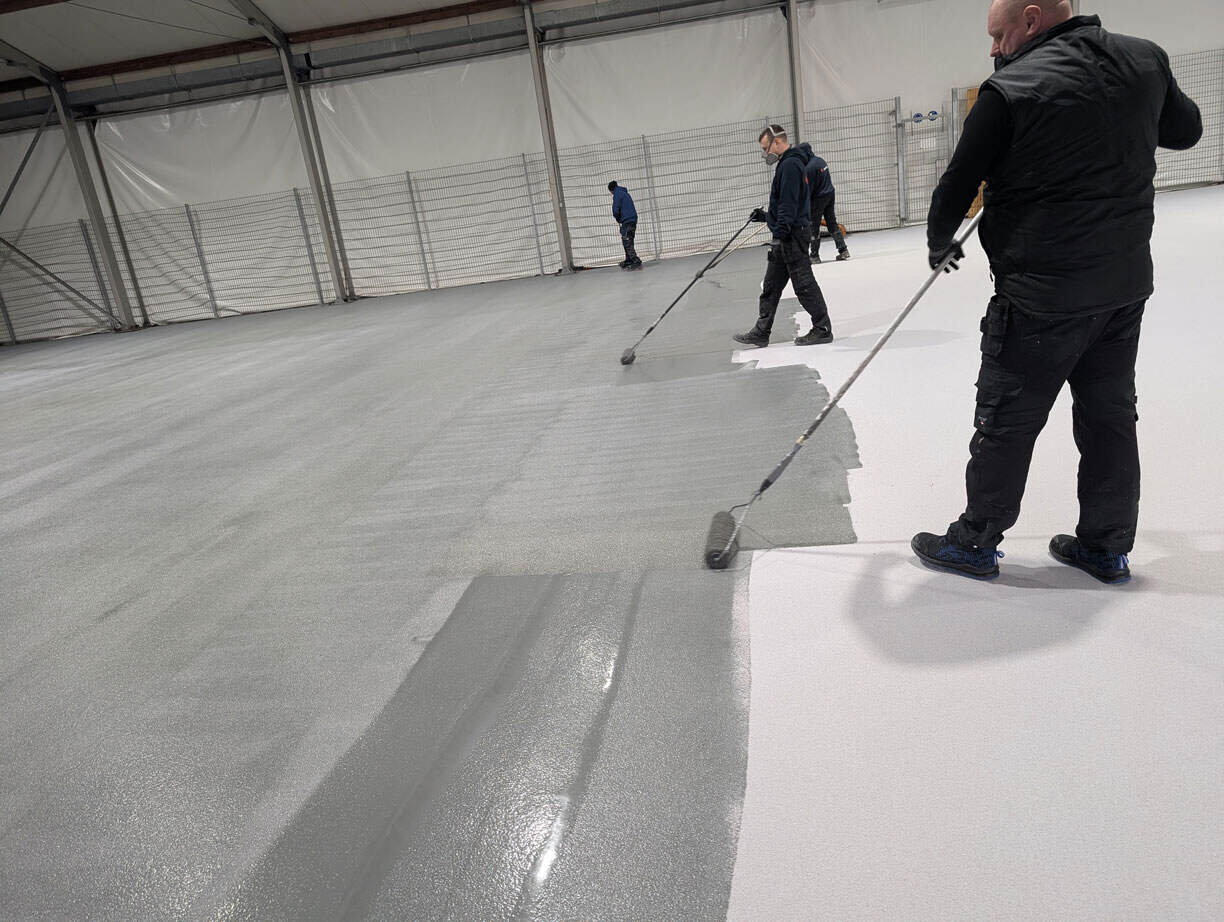 Professionelle Bodenbeschichtung mit Epoxidharz für Industrie und Gewerbe.