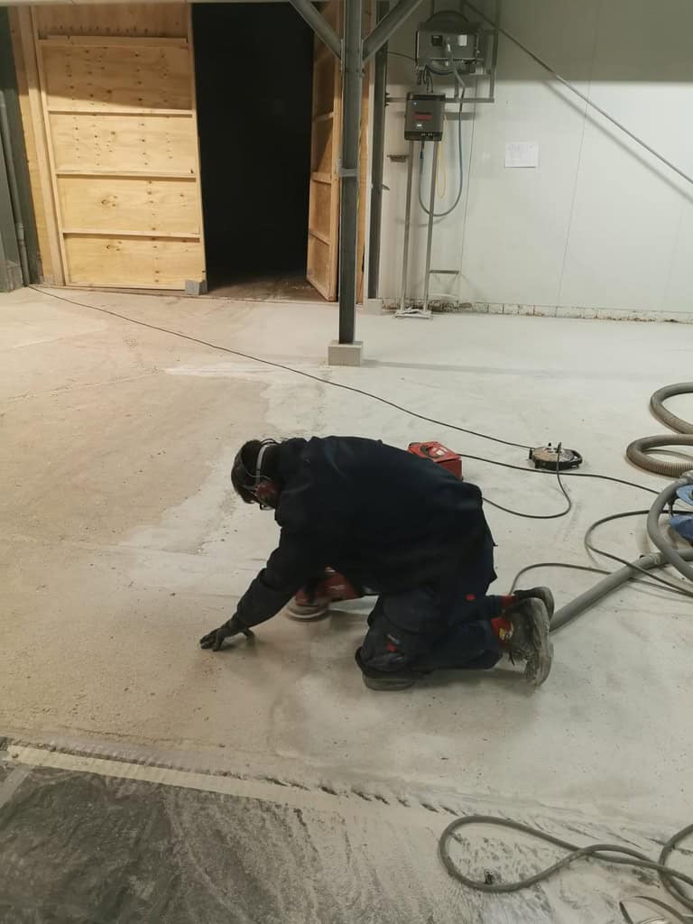 Manuelles Schleifen des Betonbodens