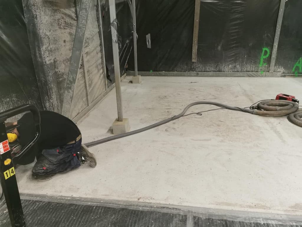 Schleifen eines Betonbodens