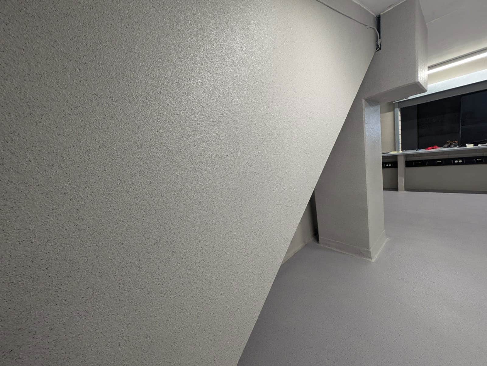 AcryliCon Wall System an Säule und Wandfläche