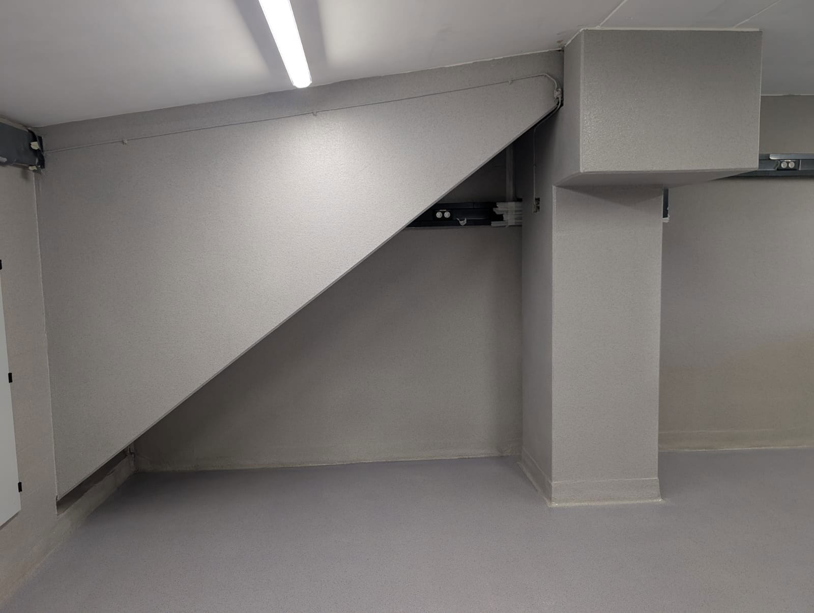 AcryliCon Wall System beschichtete Wand und Bodenfläche
