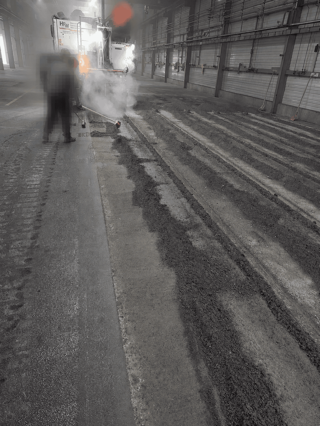 Bodenvorbereitungsmaschine in Industriehalle